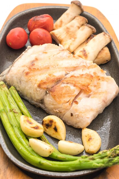 steak de poisson vivaneau grillé avec légumes