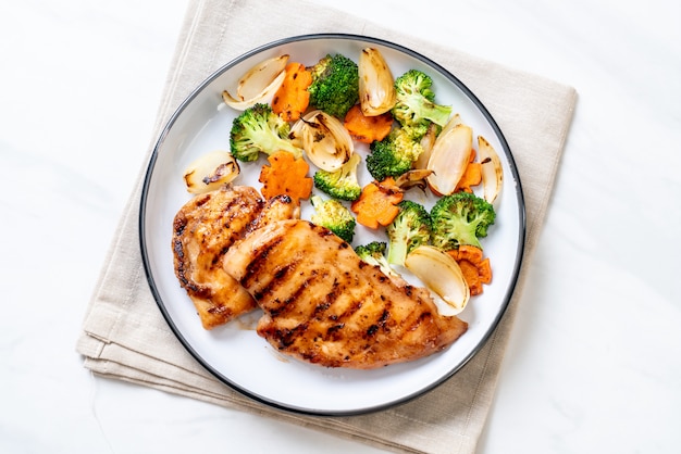 steak de poitrine de poulet grillé aux légumes