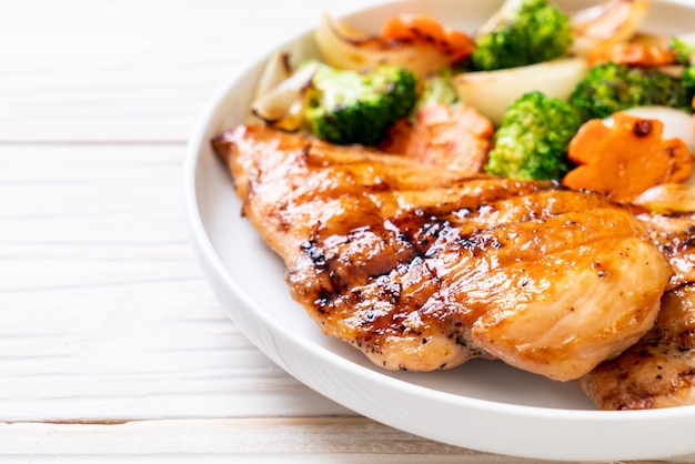 steak de poitrine de poulet grillé aux légumes