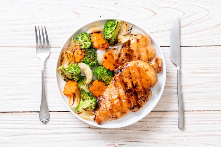 Photo steak de poitrine de poulet grillé aux légumes