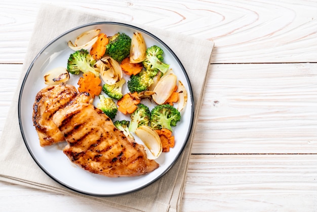 steak de poitrine de poulet grillé aux légumes