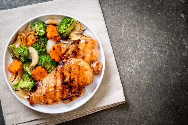 steak de poitrine de poulet grillé aux légumes