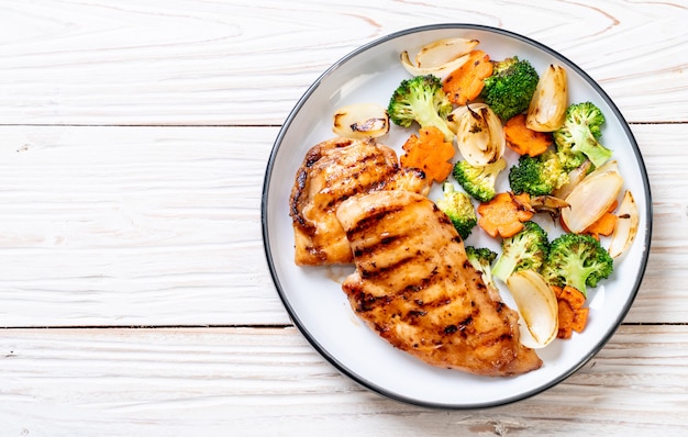 steak de poitrine de poulet grillé aux légumes