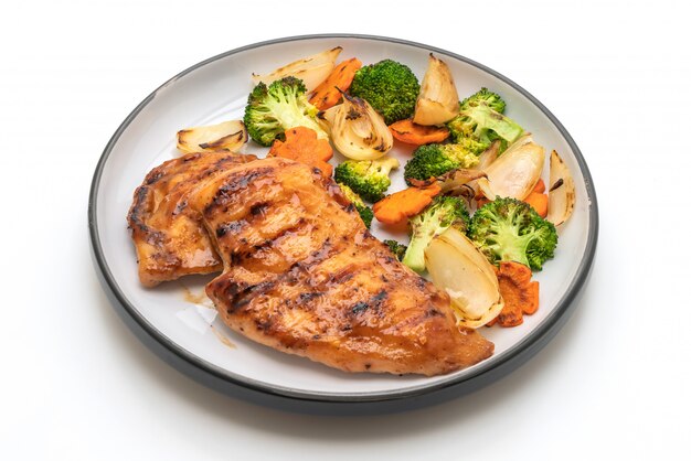 Photo steak de poitrine de poulet grillé aux légumes