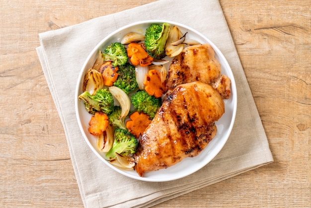 steak de poitrine de poulet grillé aux légumes