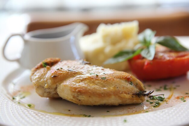 Photo steak de poitrine de poulet grillé avec sauce à la vigne rouge cuisine italienne