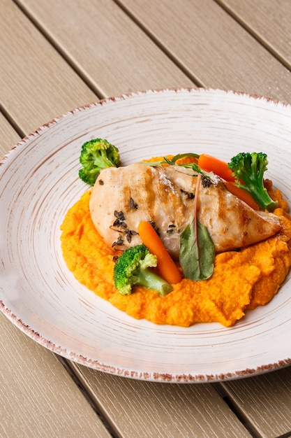 Steak de poitrine de poulet avec purée de carottes mini-carotte et brocoli.