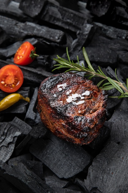 Un steak avec un poivron dessus et un poivron à côté.