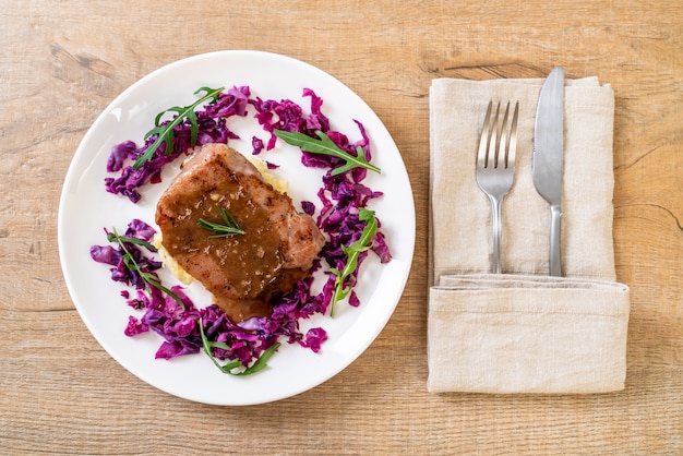 steak de porc au chou rouge et purée de pommes de terre