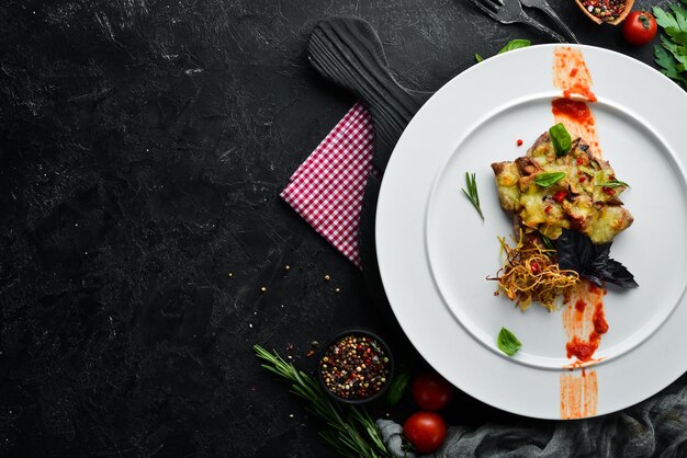 Steak de porc au four avec du fromage Plats alimentaires Vue de dessus Espace libre pour votre texte