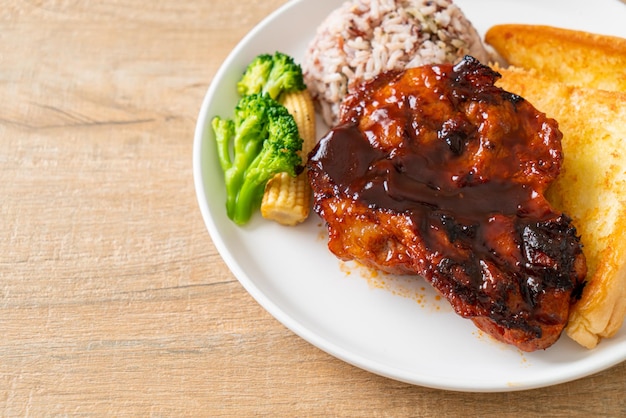 Steak de porc barbecue aux baies de riz