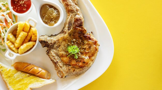 Steak de porc Côtelette sur une table jaune