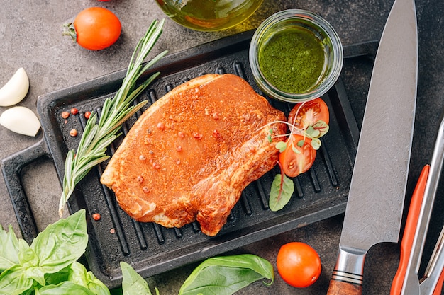 steak de porc cru aux épices et vinaigrette à l'huile d'olive et au basilic