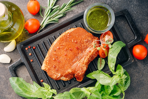 steak de porc cru aux épices et vinaigrette à l'huile d'olive et au basilic