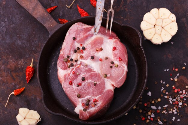 Steak de porc cru du cou à la poêle