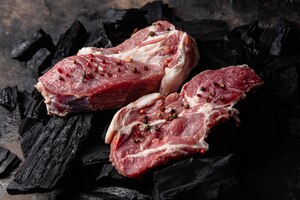 Steak de porc cru sur un gros plan de fond sombre