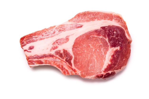 Photo steak de porc cru isolé sur blanc