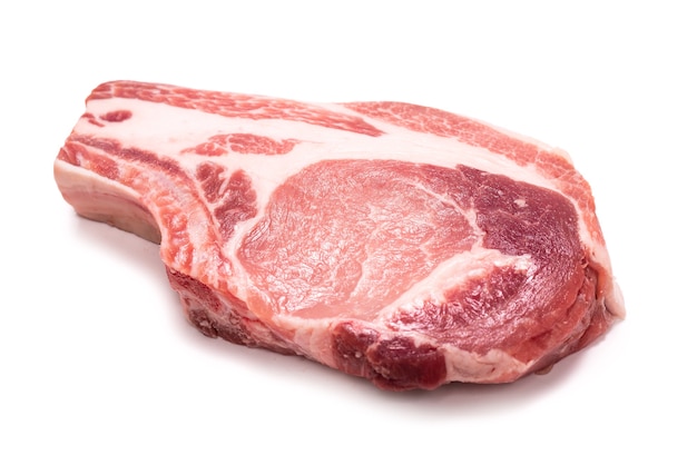 Steak de porc cru isolé sur blanc