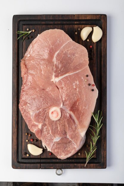 Photo steak de porc cru isolé sur fond blanc