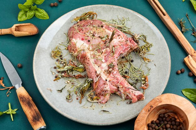 Steak de porc cru Tomahawk mariné avec des herbes épicées pour le grillage Viande fraîche