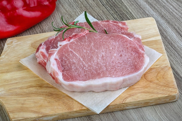 Steak de porc cru