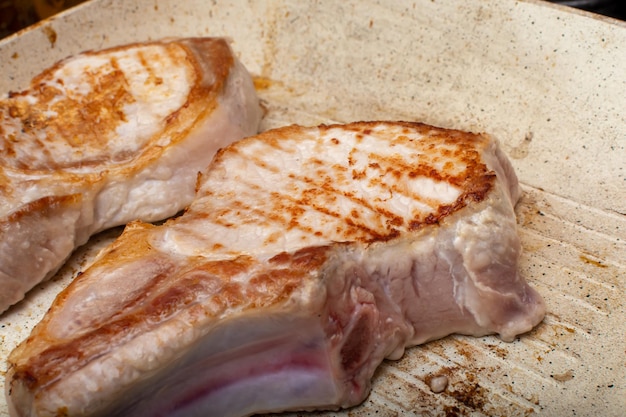 Steak de porc cuit à la poêle avec de l'huile