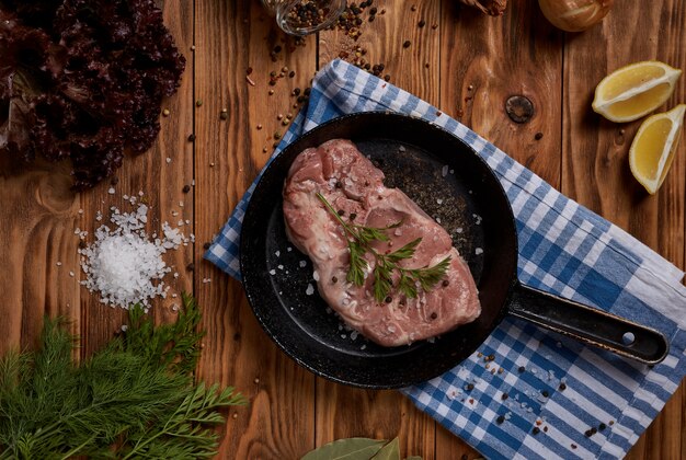 Steak de porc dans une poêle, viande grillée, conception de recettes pour la cuisson