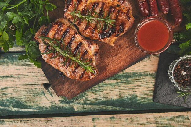 Steak de porc grill sur une planche à découper en bois