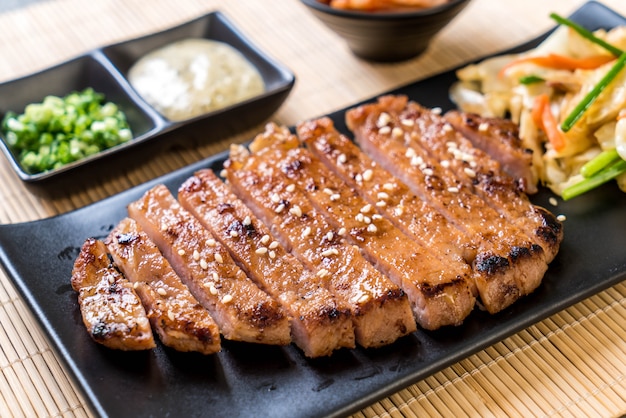 Steak de porc grillé aux légumes