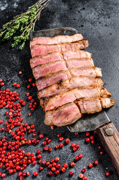 Steak de porc grillé sur un couperet à viande