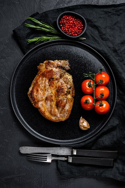 Steak de porc rôti aux tomates.