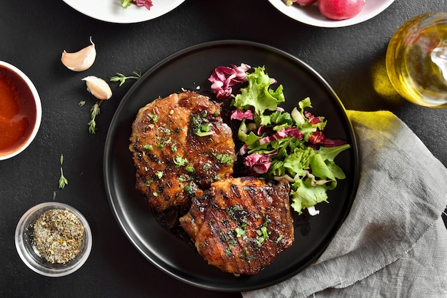 Photo steak de porc rôti avec salade de légumes