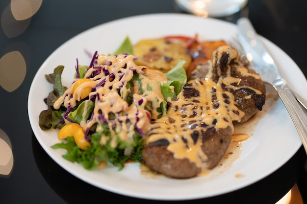 Steak de porc avec salade