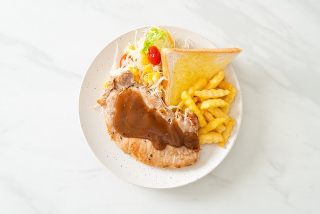 steak de porc avec sauce au poivre noir et mini salade