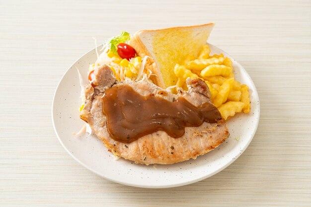 steak de porc avec sauce au poivre noir et mini salade