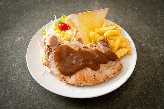 steak de porc avec sauce au poivre noir et mini salade