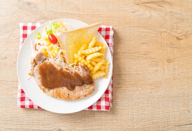 steak de porc avec sauce au poivre noir et mini salade