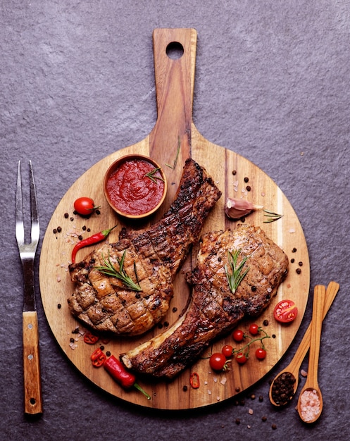 Steak de porc avec sauce et épices