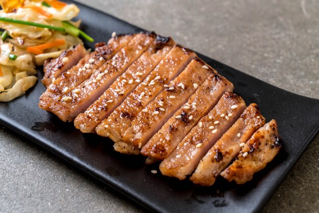 steak de porc tranché grillé avec des légumes