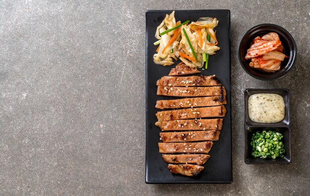 steak de porc tranché grillé avec des légumes