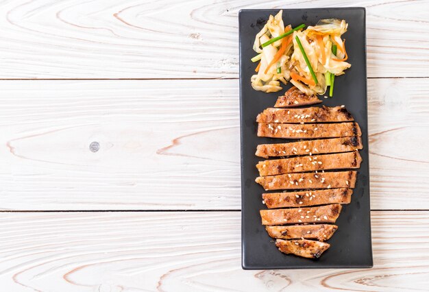 steak de porc tranché grillé avec des légumes