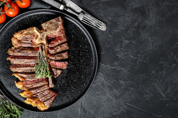 Steak de Porterhouse grillé sur une assiette