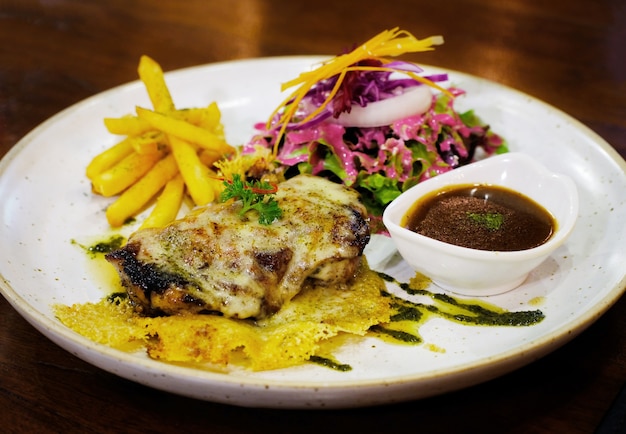 Steak de poulet au fromage et salade