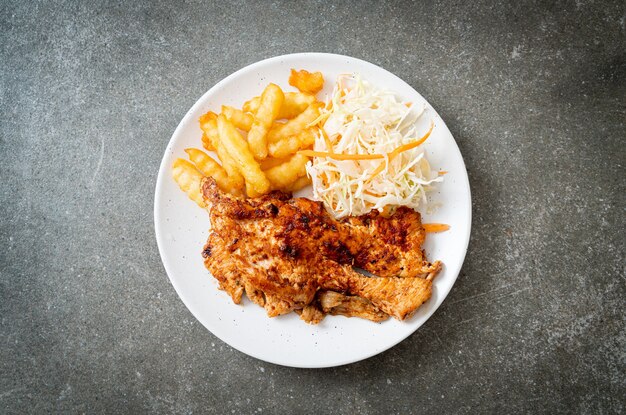 steak de poulet barbecue épicé grillé avec frites