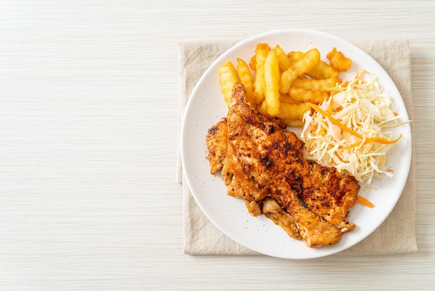 steak de poulet barbecue épicé grillé avec frites