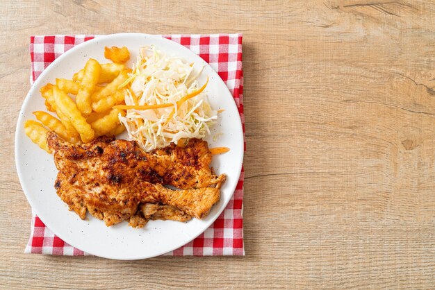 steak de poulet barbecue épicé grillé avec frites