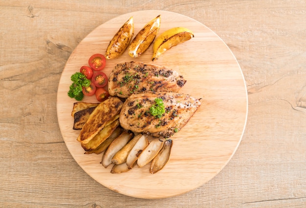 Steak de poulet grillé aux légumes