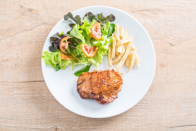 steak de poulet grillé avec frites et salade de légumes