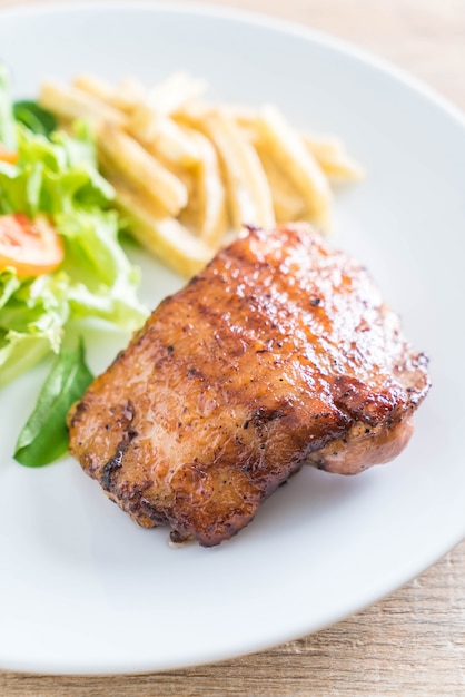 steak de poulet grillé avec frites et salade de légumes