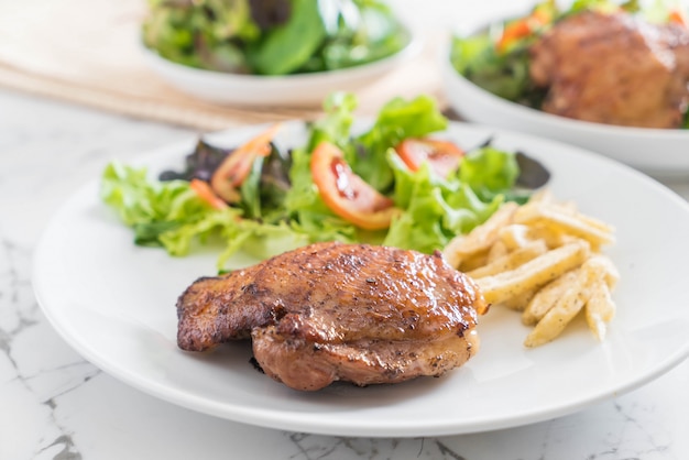 steak de poulet grillé avec frites et salade de légumes